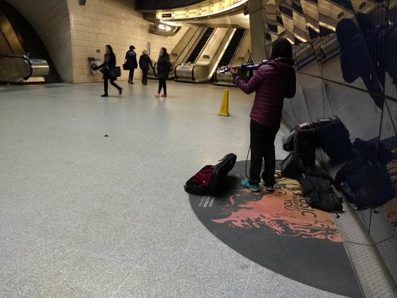 Purple Fiddle London Busker underground southwark
